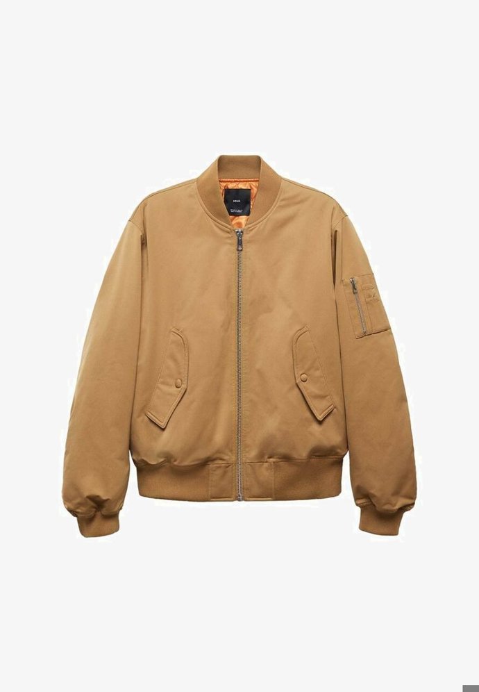 Klasický bomber v oversize siluetě, Mango, 1 999 Kč.