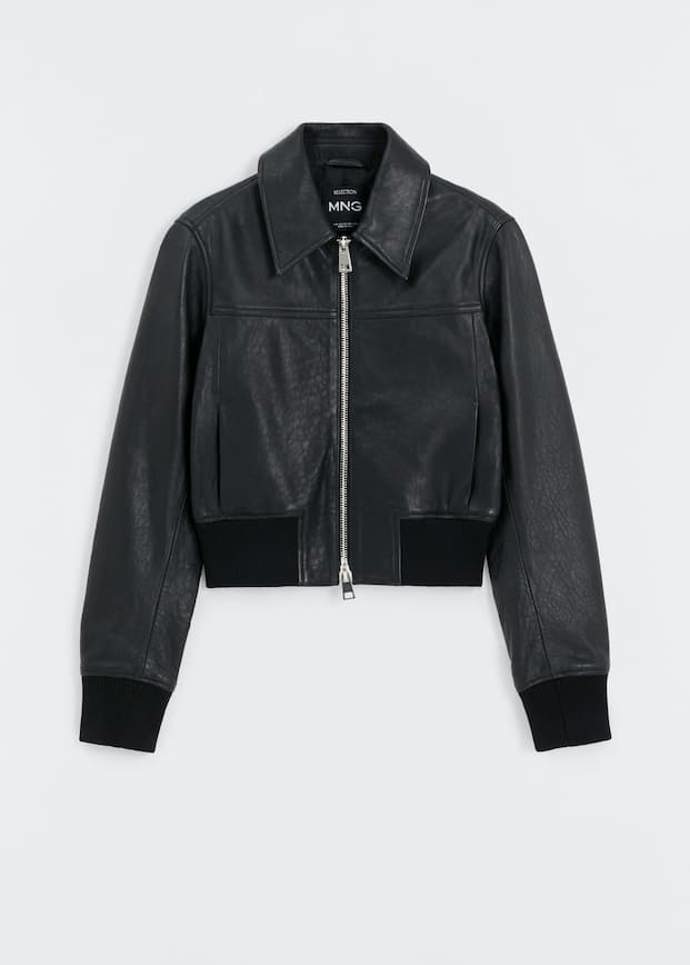 Bomber z kůže, další nepostradatelná  a nestárnoucí klasika. (Mango,  6 499 Kč)