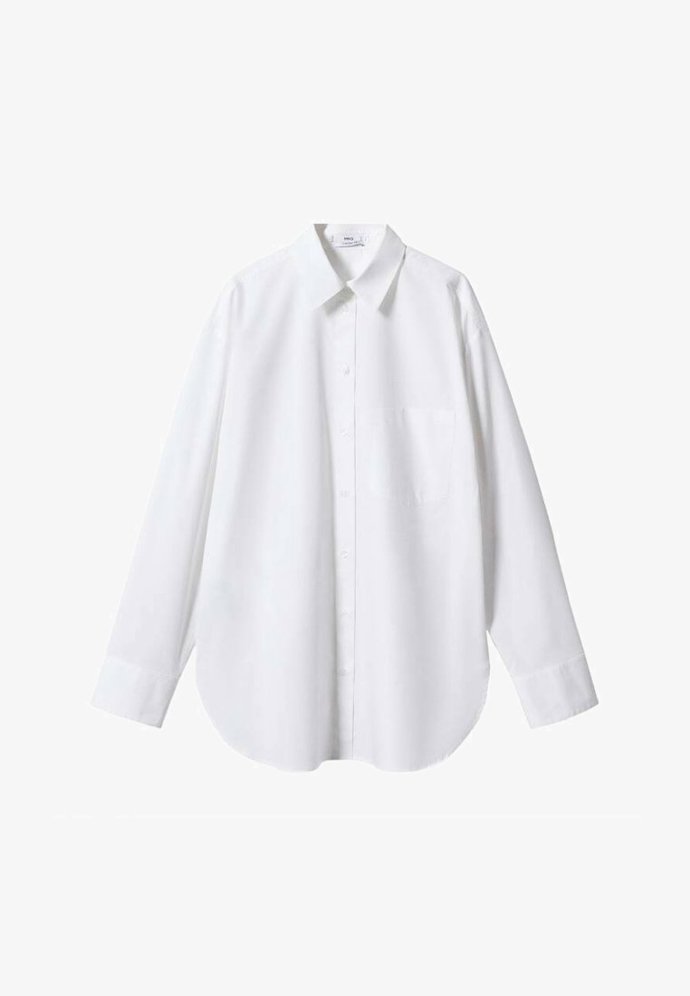 Bílá košile, bez té se neobejdete. (Mango, 899 Kč)