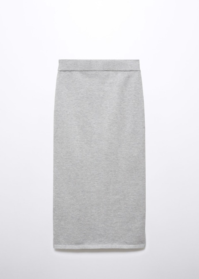 Úpletové sukně patří k nejvýraznější podzimním trendům. Platí to i pro midi varianty. (Mango, 599 Kč)