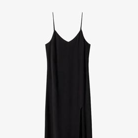 Saténové prádlové šaty. Hit devadesátek nemohl v seriálu Přátelé prostě chybět. S oblibou je nosila Rachel i Monica a jistě bychom objevili i scénu, ve které se v nich objevila Phoebe. (Mango, 899 Kč)