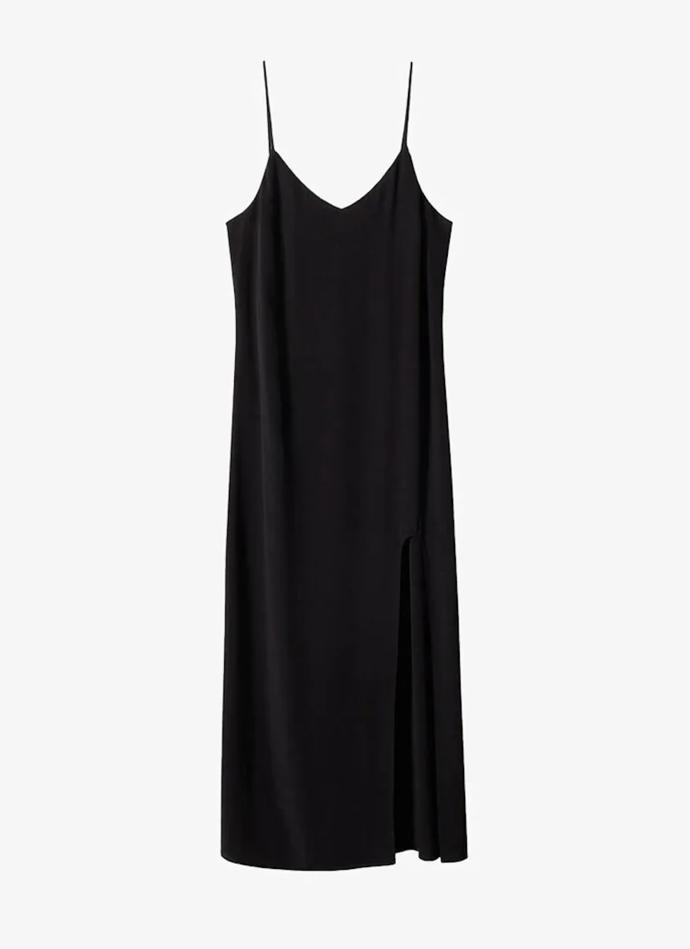 Saténové prádlové šaty. Hit devadesátek nemohl v seriálu Přátelé prostě chybět. S oblibou je nosila Rachel i Monica a jistě bychom objevili i scénu, ve které se v nich objevila Phoebe. (Mango, 899 Kč)