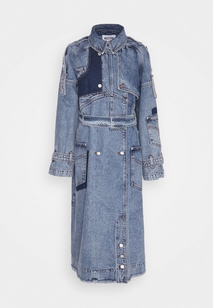 Luxusní varianta s retro vyšisovaným efektem. (Moschino, 15 899 Kč)