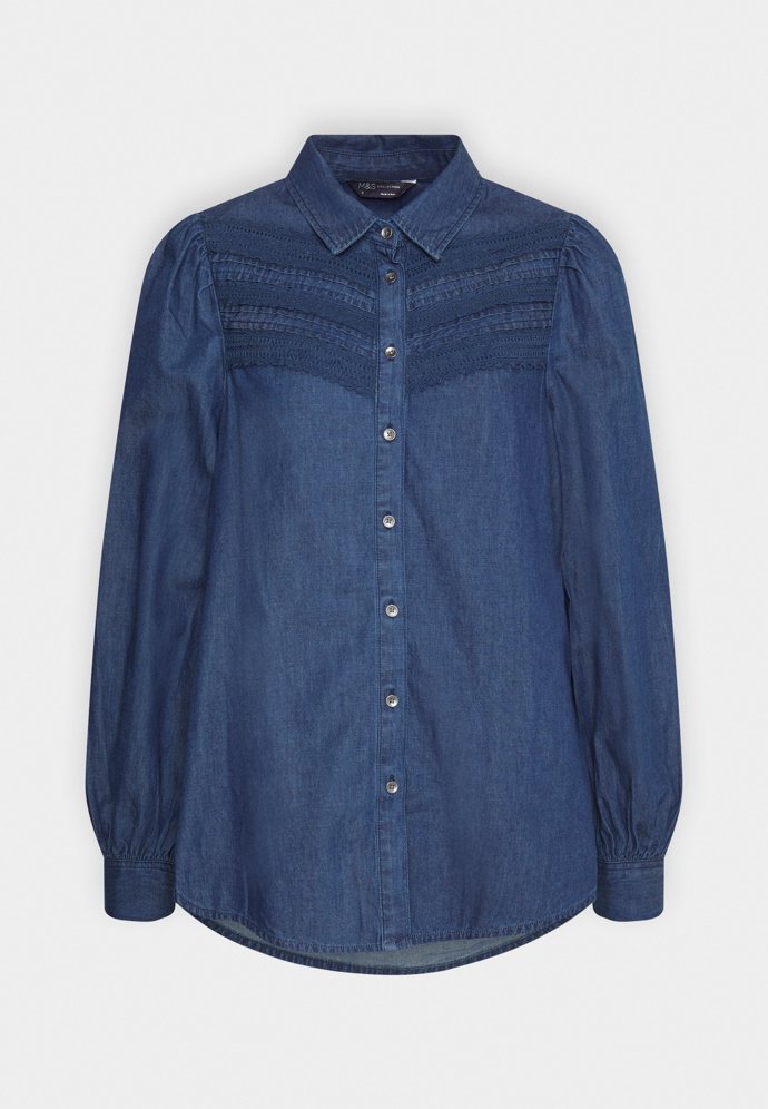 Romantizující prvek dodá denimu kombinace s krajkou. (Marks & Spencer, 890 Kč)