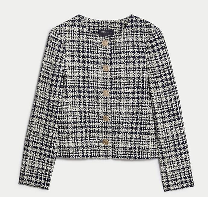 Krátká bunda s kostkou, Marks & Spencer, 2 999 Kč.