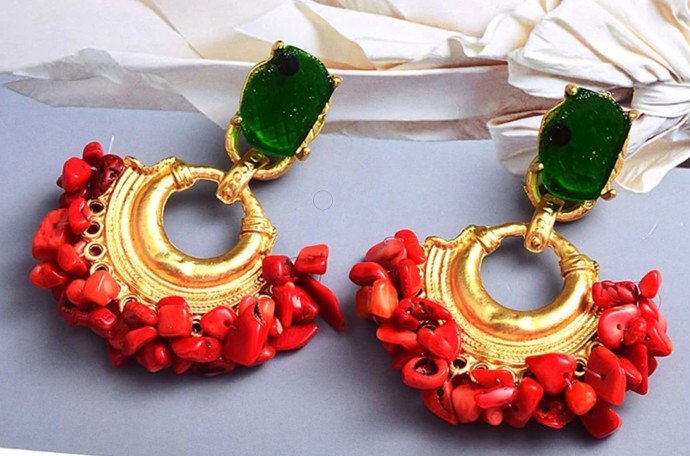 Visací náušnice s tyrkysem. TrendyJewelrys, 40 dolarů (cca 900 Kč)