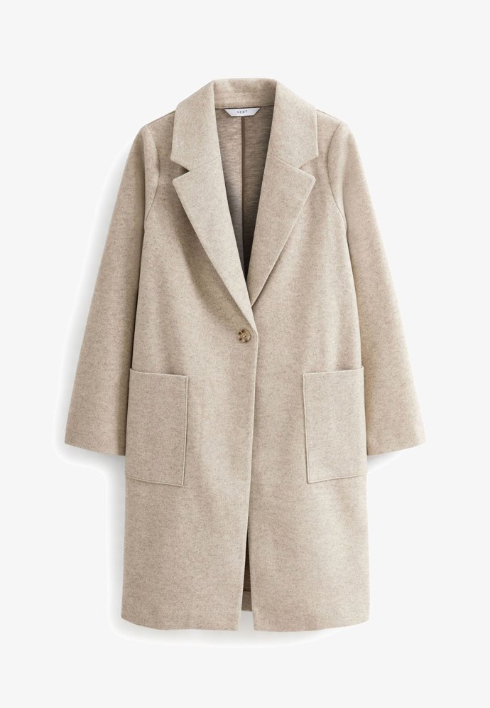 Také kabáty mohou nosit délku midi. (Next, 2 590 Kč)