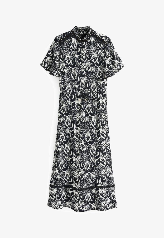 Midi délka šatů patří k nejoblíbenějším napříč střihovými typy. (Next, 1 590 Kč)