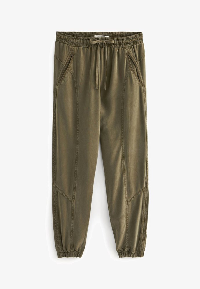 Rachel v podání Jennifer Aniston ji nosila třeba s ležérními kahotami. (Next, 2 110 Kč)