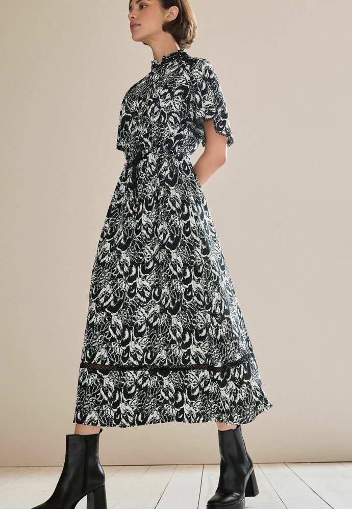 Jak je nosit s kotníčkovými botami? To radí vizuál značky Next.