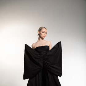 Svou kolekci už podruhé představí na vídeňském fashion weeku také mladý talent, šestnáctiletý Nicolas Dudek. 