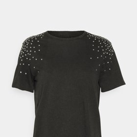 Tričko s cvočky, Only, 499 Kč.