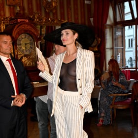 Jedna z modelek odhalila i bradavky. 