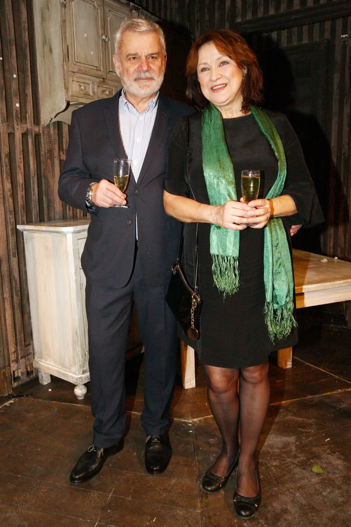 Každý černý outfit jednoduše oživíte také pomocí šály, a to jak pokud jde o šaty...