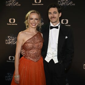 Adamczyk má podle sázkařů také značnou šanci udržet se na parketu.