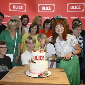 Herečka Ljuba Krbová už v loňském roce nechyběla na setkání herců ze seriálu Ulice a dokonce se chopila slavnostního krájení dortu.