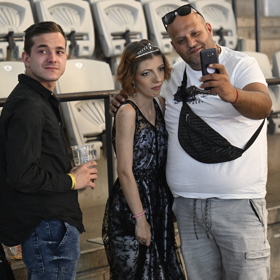 Shopaholicadel se fotí s fanouškem.