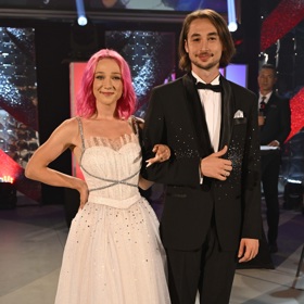 Zpěvačka Tereza Mašková vynesla sněhobílé šaty se stříbrnými detaily