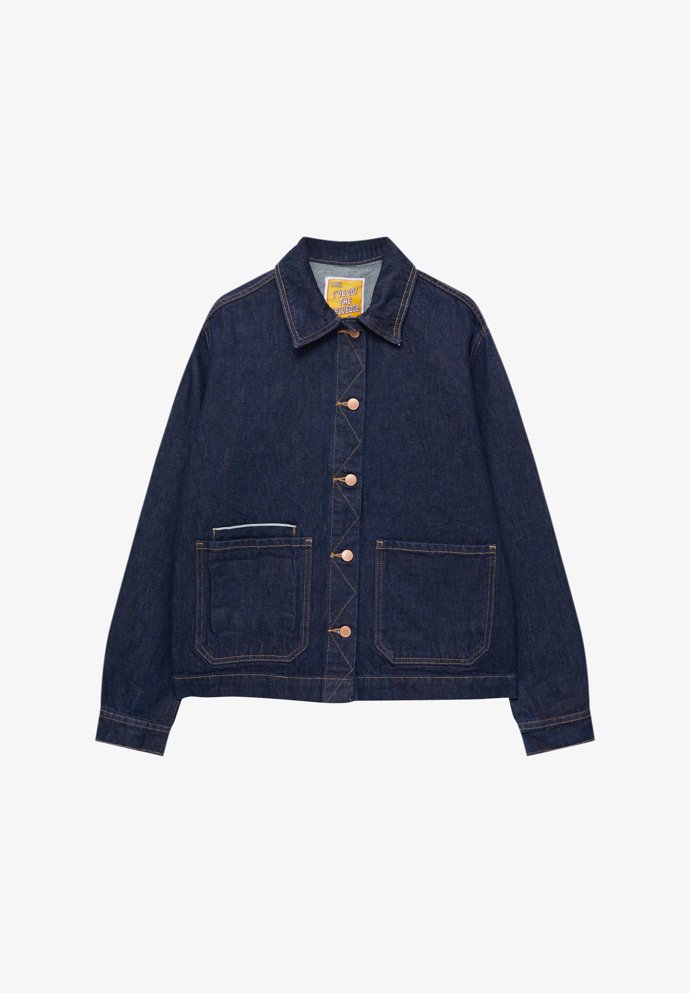 K vrstvení je víc než vhodná bunda košilového typu. (Pull & Bear, 1 199 Kč)