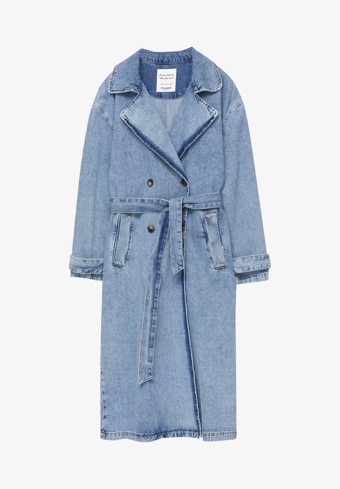 Trenčkot z džínoviny. Proč ne? (Pull & Bear, 1 799 Kč)