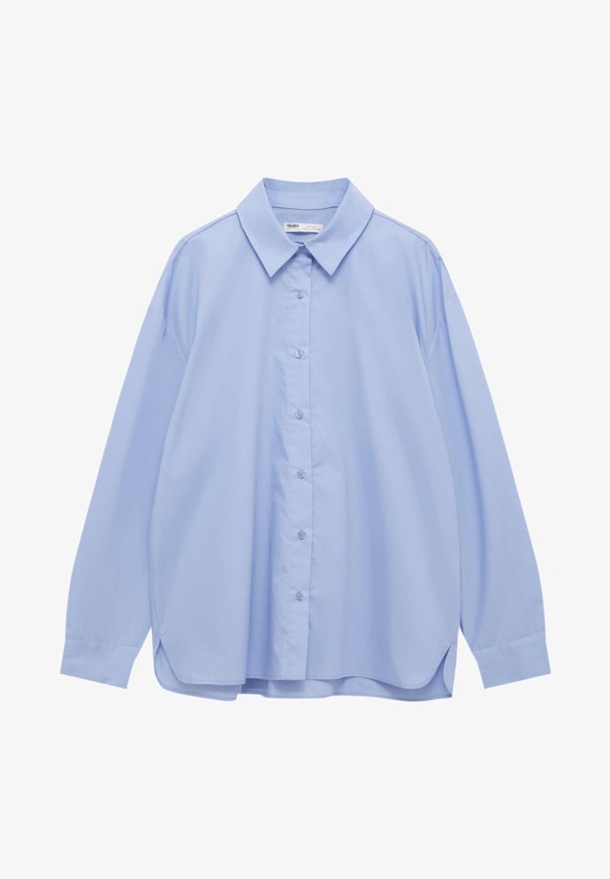 Klasická košile v modrém provedení také patří k základním stavebním kamenům tohoto stylu. (Pull & Bear, 549 Kč)