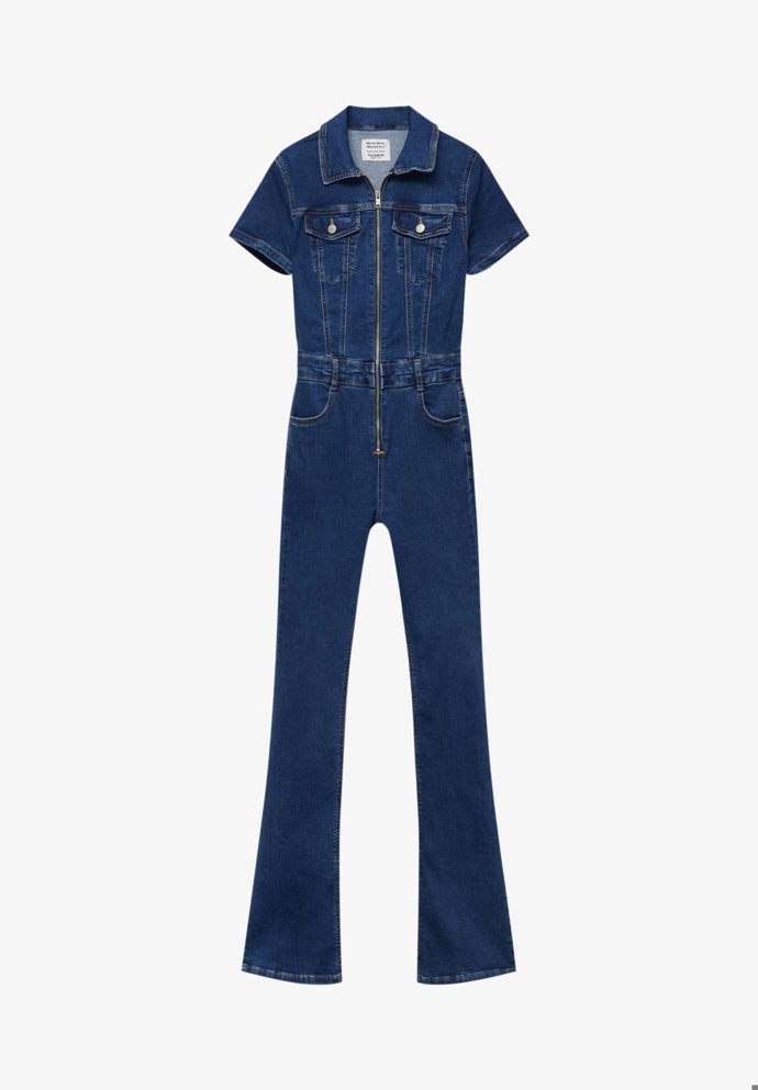 Sexy příléhavý overal pro majitelky dokonalých křivek. (Pull & Bear, 1 299 kč)