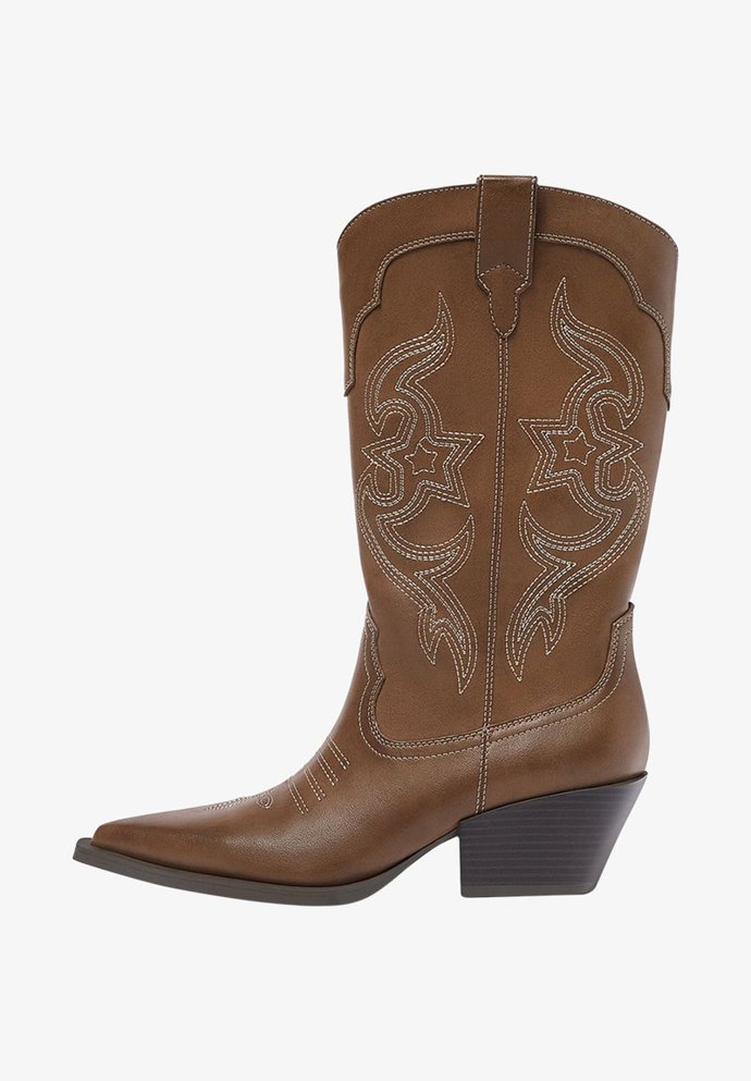 Vyšívané kovbojské boty, Pull & Bear, 1 399 Kč.