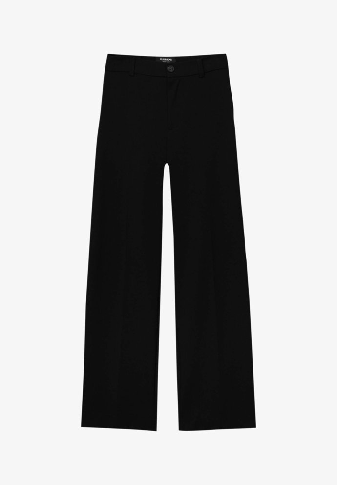 Černé kalhoty. Další ze základních stavebních kamenů vaší temně romanticé sezonní módní sestavy. (Pull & Bear, 599 Kč)