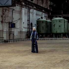 Kulisami podzimmí edice pražského fashion weeku jsou průmyslové prostory historické Holešovické elektrárny. (Model Jakuba Polanky)