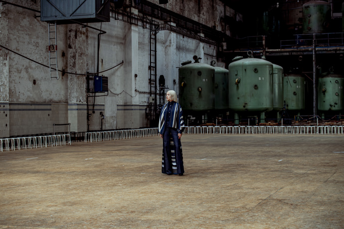 Kulisami podzimmí edice pražského fashion weeku jsou průmyslové prostory historické Holešovické elektrárny. (Model Jakuba Polanky)