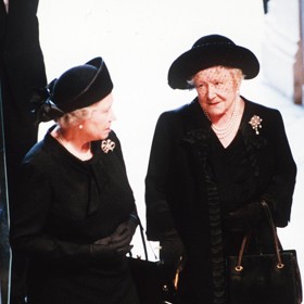 Královna Alžběta II a královna matka na pohřbu princezny Diany. 