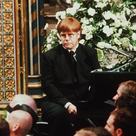 Elton John na pohřbu princezny Diany zpíval speciální verzi písně Candle in the Wind s podtitulem Goodbye England’s Rose.