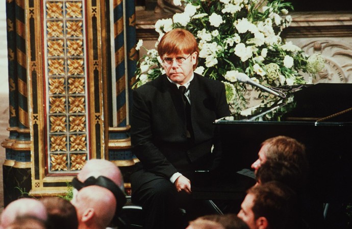 Elton John na pohřbu princezny Diany zpíval speciální verzi písně Candle in the Wind s podtitulem Goodbye England’s Rose.
