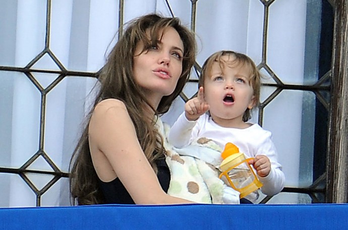 Jako maličká se Vivienne objevila na titulní stránce magazínu People a s maminkou také cestovala po natáčecích lokacích. Svět produkce jí tudíž není vůbec cizí.