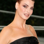 Při jedné z pravidelných kontrol na mamografu v roce 2018 objevili lékaři modelce nádor v prsu. Následně podstoupila oboustrannou mastektomii.