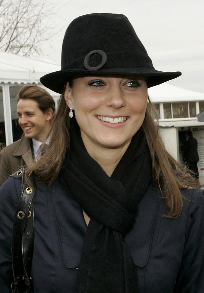 Kate se ke kloboukům s oblibou uchyluje ve chvíli, kdy se potřebuje zahřát. Jako třeba na dostizích v Cheltenhamu roku 2008.