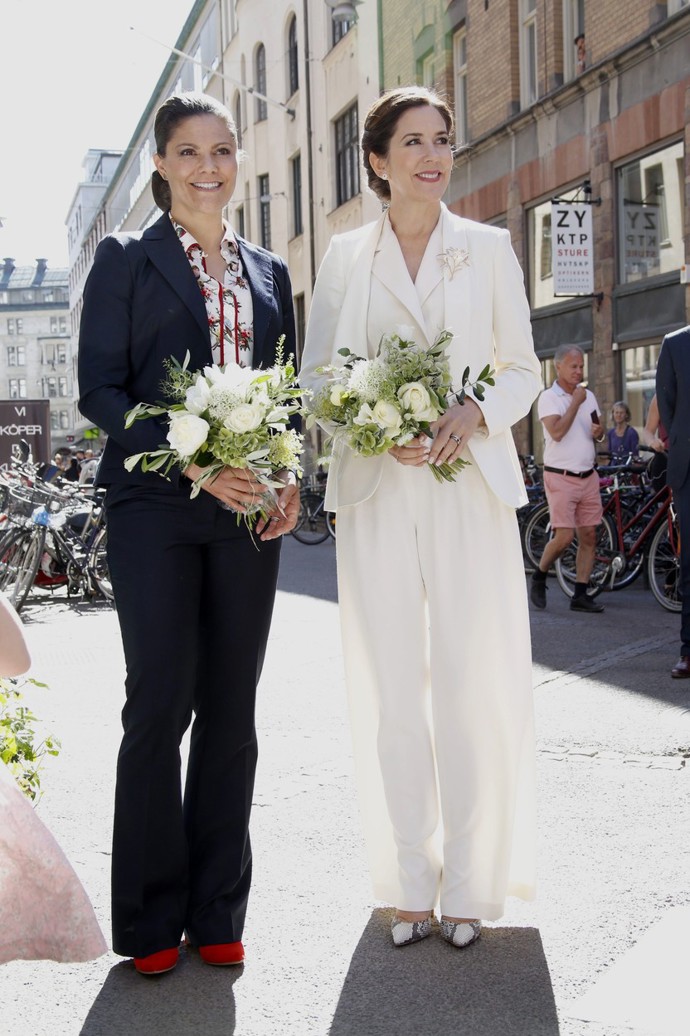 Třídílný bílý komplet oblékla i její maminka Mary v roce 2017 při státní návštěvě Švédska.