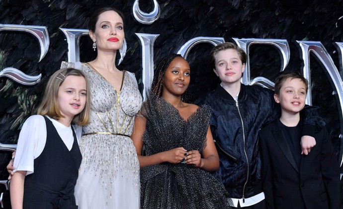 Vivienne není ve světle ramp žádným nováčkem. Už v pěti letech si po boku své maminky zahrála malou princeznu Auroru v pohádce Zloba – Královna černé magie. Na snímku s Angelinou a sestrami Zaharou (druhá zprava) a Shiloh (vpravo).