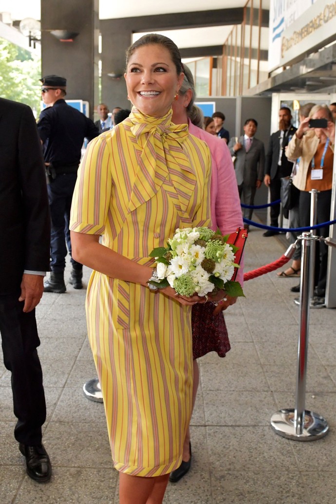 V roce 2017 pak vynesla princezna Victoria ve Stockholmu žlutý outfit.