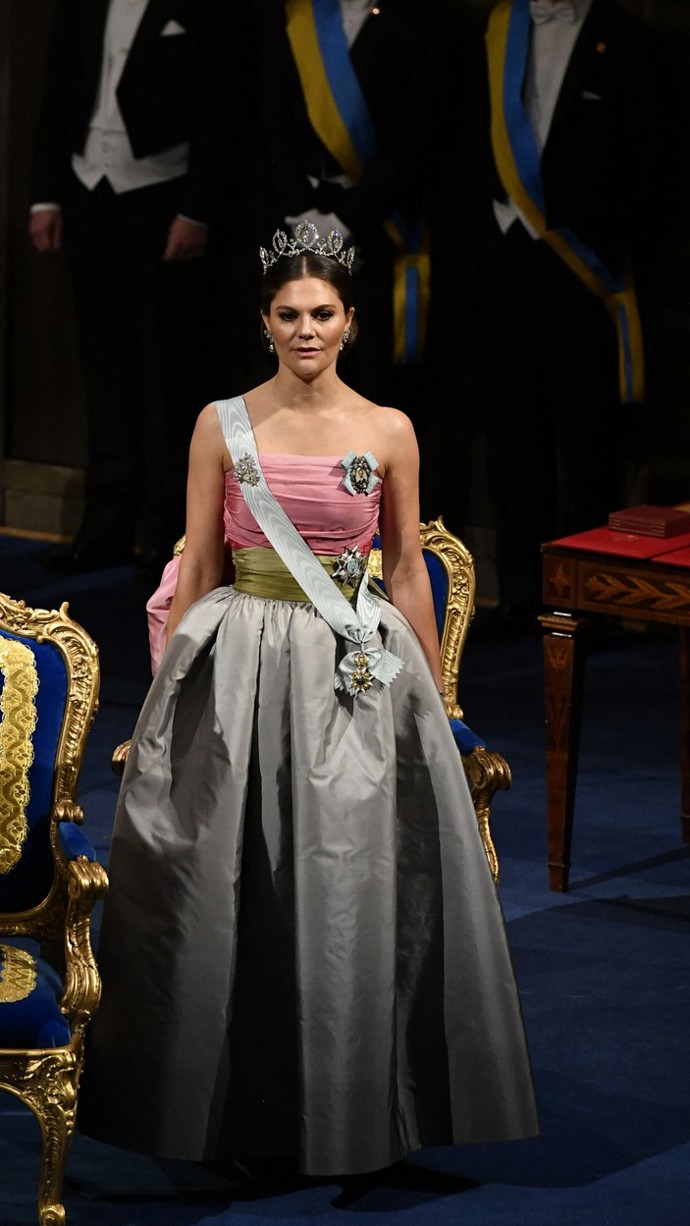 A velkou fanynkou maminčiných outfitů je také švédská korunní princezna Victoria. Na banket u příležitosti předávání Nobelových cen roku 2018 oblékla tuto vintage róbu Nina Ricci,...