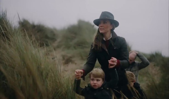 Pánský klobouk měla Kate na hlavě také předloni na videu u příležitosti desátého výročí svatby s princem Williamem.