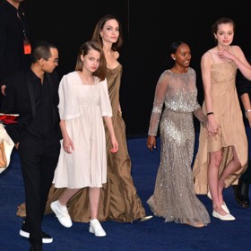 Vivienne je nejmladší ze šesti sourozenců Jolie-Pittových. Byť tedy její dvojče, bráška Knox, přišel na svět jen o jedinou minutu dřív.