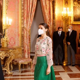 Španělská královna Letizia s oblibou sahá do šatníku své tchyně Sofíe. Třeba pro tuto róbu od Valentina, kterou oblékla v lednu 2022 v Madridu.