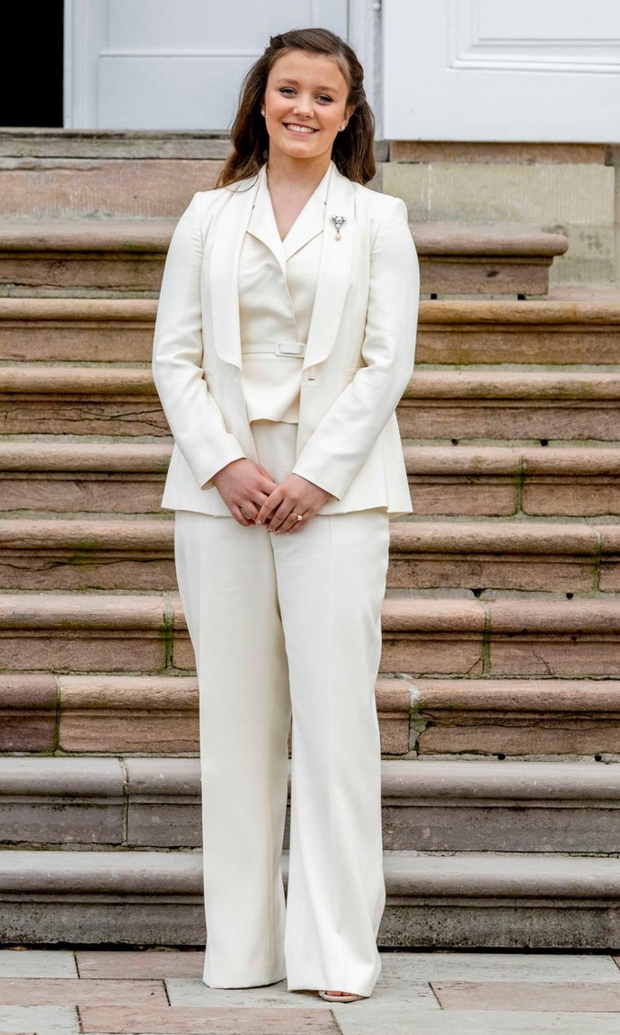 Také dánská princezna Isabella (16) se snaží kráčet ve stopách své maminky, korunní princezny Mary (51). A tak na sobě v dubnu 2022 měla třídílný bílý komplet Max Mara.
