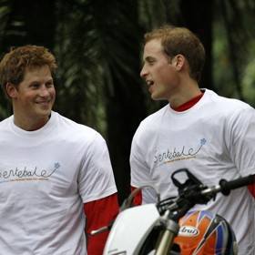 Přestože se zdálo, že spolu oba bráchové vycházejí dobře, pravda byla asi trochu někde jinde. Harry se cítil jako ten druhý, protože se s ním do budoucna nepočítalo jako s britským králem, a jak nyní vyšlo najevo, William zase tak trochu žárlil na Harryho vrozené šoumenství. Sám byl totiž zdrženlivý a málokdy se dokázal odvázat natolik, aby si získal sympatie davů.