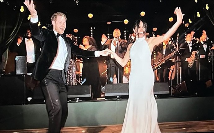 Klín do jejich křehkého vztahu pak ovšem vrazila Meghan (vpravo), kterou William označil za příliš drzou a neomalenou. To podle Harryho vyvolalo v roce 2019 fyzickou potyčku mezi oběma bratry.