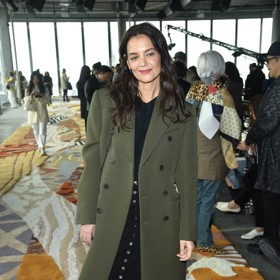 Kožené kozačky značky Staud si Katie oblíbila, vzala si je i na jarní přehlídku Ully Johnson.