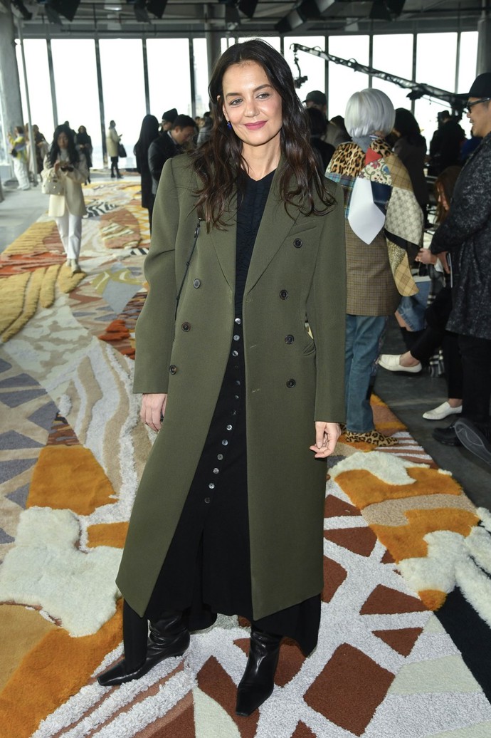 Kožené kozačky značky Staud si Katie oblíbila, vzala si je i na jarní přehlídku Ully Johnson.