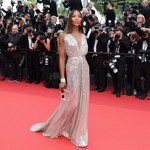 V současnosti se ale kromě práce věnuje také dvěma malým dětem, které jí (nejspíš) porodila náhradní matka. Zejména dvouletá dcerka je prý celá Naomi.