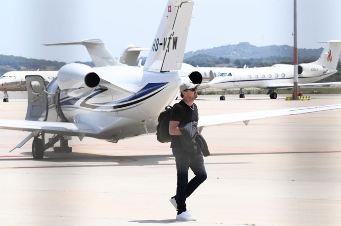 Ze Sardinie navíc letos DiCaprio odcestoval domů soukromým tryskáčem.